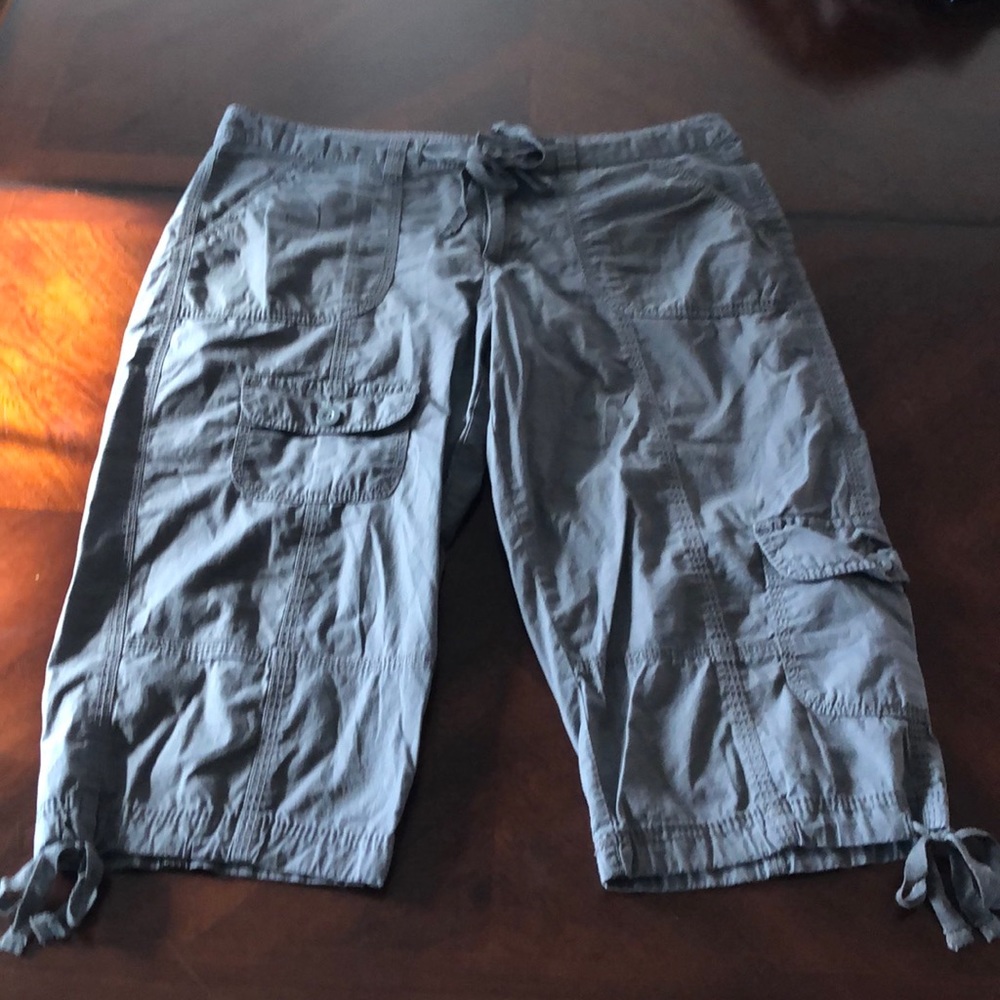 🦋 EUC DARK GRAY CARGO STYLE SHORTS/CAPRIS SZ 10